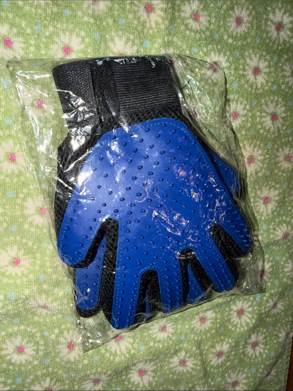 Blue Pet Grooming Glove for Dogs and Cats - Comfortable Grip